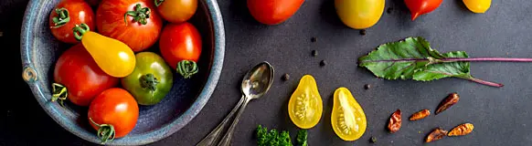 Tomaten, Löffel und Kräuter
